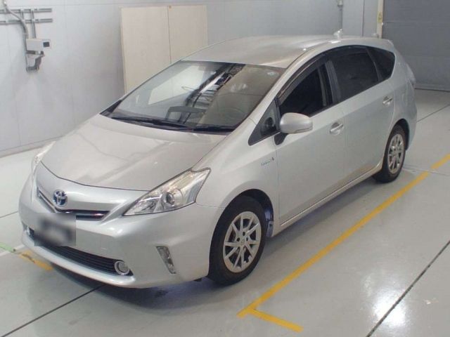 30580 Toyota Prius alpha ZVW41W 2015 г. (CAA Chubu)